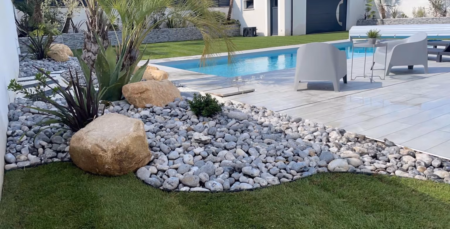 Espace détente au bord de piscine